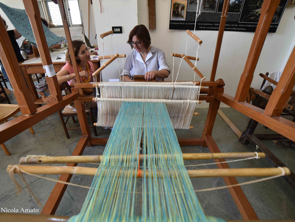 Rosaria at the loom (photo: Nicola Amato)